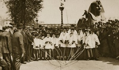 Niños del coro de St. Clement Danes marcando los límites de su parroquia, en el Embankment de English Photographer